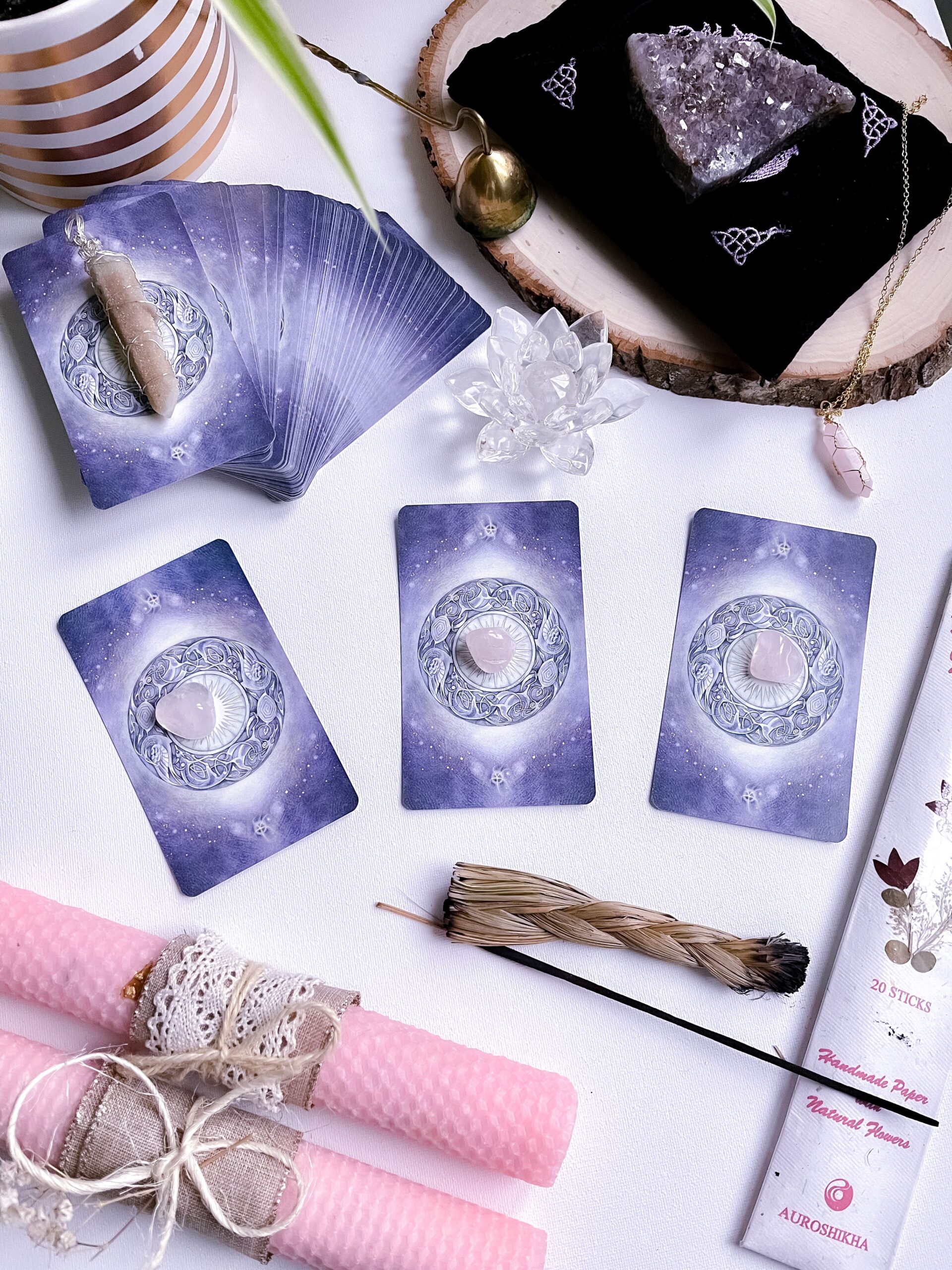 tirage de cartes et oracles objets spirituels autour